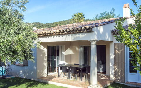 Domaine de L'Eilen V68I: Planta, Cielo, Propiedad, Edificio, Árbol, Ventana, Sombra, Puerta, Cabaña, Barrio Residencial