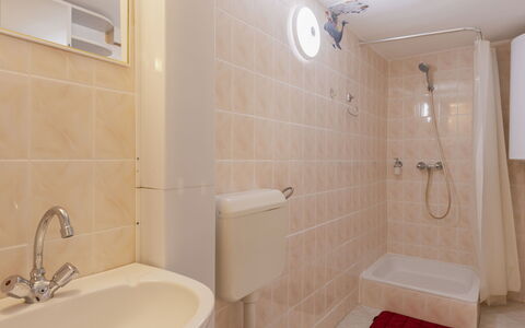 Annemarie: Arreglo De Tubería, Baño, Piso, Pared, Lavabo Del Baño, Suelo, Diseño De Interiores, Lavabo, Habitación, Grifo