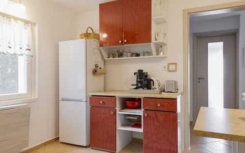 Annemarie: Aparato De Cocina, Cocina, Gabinetes, Electrodoméstico, Mueble, Mostrador, Madera, Piso, Diseño De Interiores, Electrodoméstico