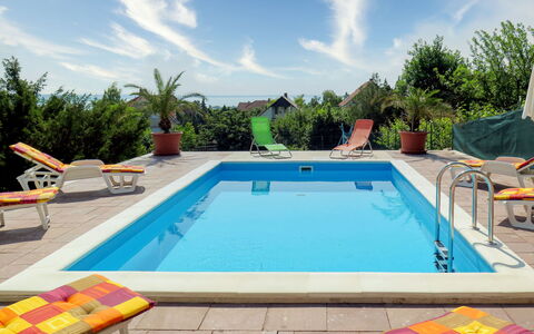 Annemarie: Piscina, Azul, Mueble Para Exteriores, Recurso, Mueble, Silla, Material Compuesto, Eco Hotel, Ocio, Paraguas