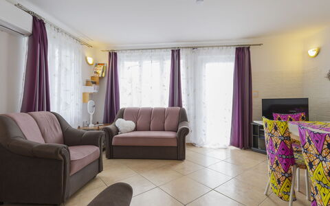 Annemarie: Mueble, Diseño De Interiores, Piso, Suelo, Sofá, Mesa, Habitación, Textil, Encendiendo, Sala