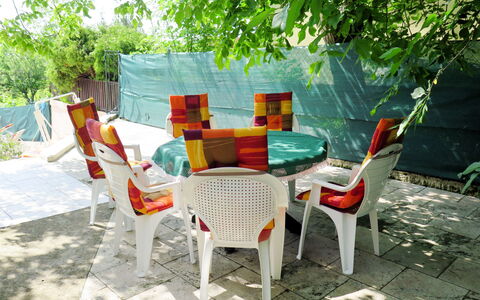 Annemarie: Silla, Mueble, Mesa, Árbol, Habitación, Casa, Mesa Al Aire Libre, Patio, Mueble Para Exteriores, Silla Plegable