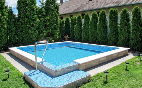 Brigi: Agua, Planta, Verde, Edificio, Cielo, Rectángulo, Botánica, Árbol, Piscina, Hierba