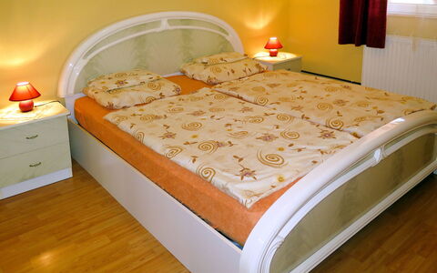 Brigi: Cama, Habitación, Mueble, Colchón, Marco De La Cama, Sábana, Lecho, Habitación, Propiedad, Suelo
