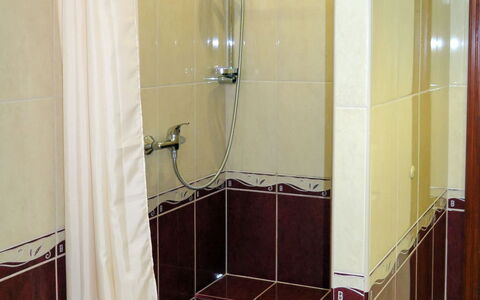 Brigi: Baño, Habitación, Cortina De La Ducha, Propiedad, Loseta, Puerta De La Ducha, Ducha, Diseño De Interiores, Puerta, Suelo