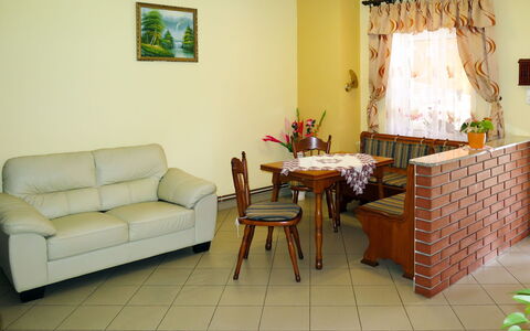 Brigi: Mueble, Habitación, Sala, Propiedad, Suelo, Diseño De Interiores, Mesa, Pared, Edificio, Bienes Raíces