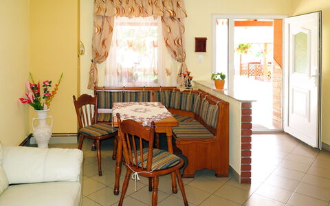 Brigi: Habitación, Propiedad, Mueble, Comedor, Diseño De Interiores, Edificio, Mesa, Suelo, Casa, Bienes Raíces