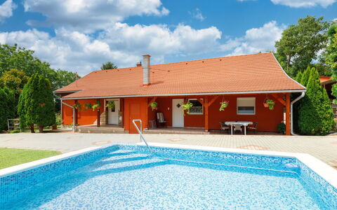 Brigi: Edificio, Nube, Cielo, Agua, Propiedad, Piscina, Planta, Azul, Ventana, Azur