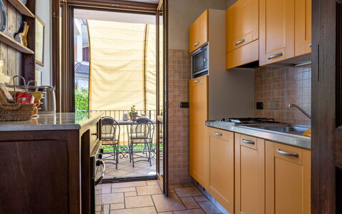 I Briganti: Gabinetes, Propiedad, Mostrador, Mueble, Diseño De Interiores, Madera, Aparato De Cocina, Cocina, Fregadero, Edificio