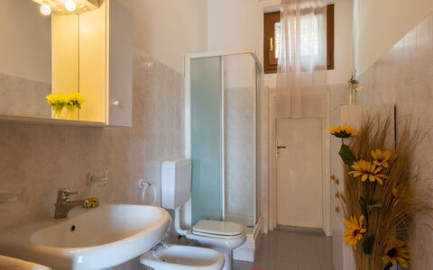 Dalia (Ptb130): Baño, Habitación, Propiedad, Arreglo De Tubería, Diseño De Interiores, Edificio, Baño, Pared, Lavabo, Suelo