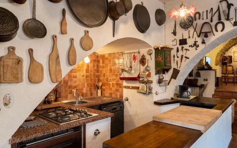Casa Massabovi (Imp244): Propiedad, Mesa, Mostrador, Madera, Encendiendo, Diseño De Interiores, Gabinetes, Casa, Cocina