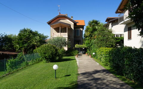 Magda: Propiedad, Casa, Casa, Edificio, Bienes Raíces, Barrio Residencial, Inmuebles, Cielo, Hierba, Árbol