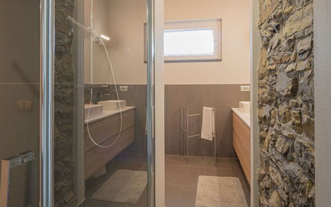 Varenna 634: Habitación, Propiedad, Baño, Loseta, Suelo, Pared, Diseño De Interiores, Bienes Raíces, Arquitectura, Vaso