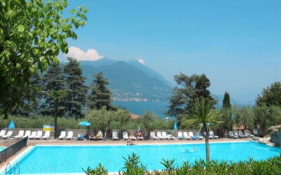 San Felice del Benaco 604: Agua, Planta, Cielo, Naturaleza, Piscina, Árbol, Azur, Paisaje Natural, Montaña, Cuerpo De Agua