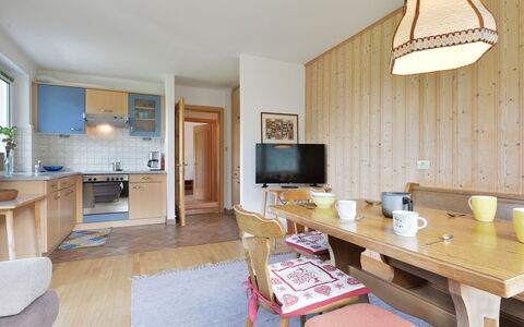 Illyria: Habitación, Propiedad, Mueble, Edificio, Diseño De Interiores, Casa, Amarillo, Suelo, Bienes Raíces, Mesa