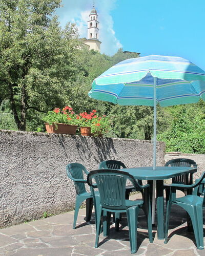 Casa al Mulino: Paraguas, Propiedad, Edificio, Mesa, Mueble, Bienes Raíces, Patio, Turismo, Sombra, Vacaciones