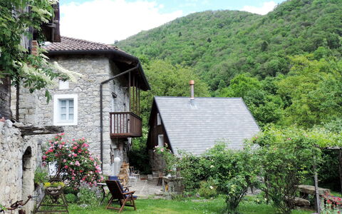 Casa Lienartova: Planta, Cielo, Edificio, Nube, Propiedad, Ventana, Montaña, Naturaleza, Casa, Árbol