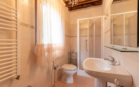 Dilia: Marrón, Espejo, Grifo, Arreglo De Tubería, Lavabo, Propiedad, Lavabo Del Baño, Edificio, Baño, Púrpura