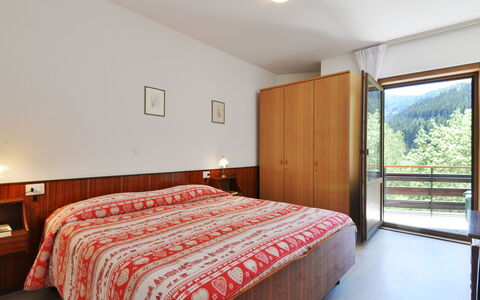 Moena 703: Habitación, Cama, Habitación, Mueble, Propiedad, Sábana, Lecho, Marco De La Cama, Suelo, Techo