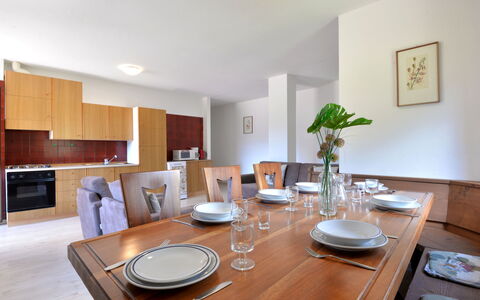 Moena 703: Habitación, Propiedad, Mueble, Diseño De Interiores, Edificio, Mesa, Comedor, Casa, Bienes Raíces, Madera Dura