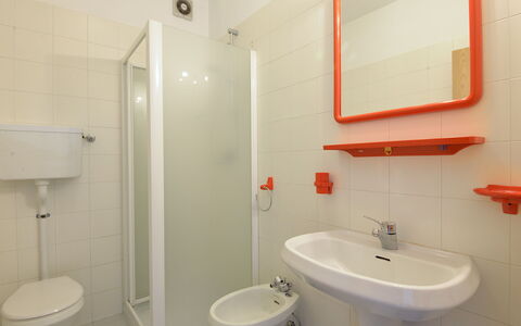 Lago di Caldonazzo 701: Baño, Propiedad, Habitación, Pared, Arreglo De Tubería, Bienes Raíces, Diseño De Interiores, Arquitectura, Casa, Grifo