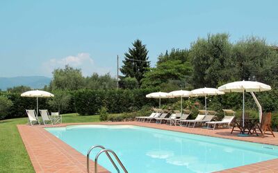 Pescia 631: Agua, Cielo, Planta, Piscina, Nube, Paraguas, Silla, Árbol, Mueble Para Exteriores, Sombra