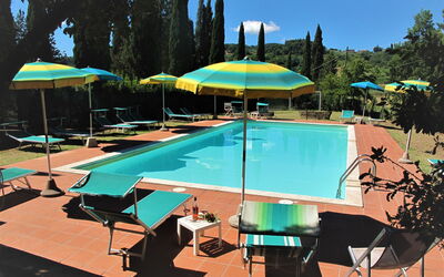 San Gimignano 694: Agua, Mesa, Mueble, Propiedad, Piscina, Silla, Cielo, Árbol, Paraguas, Sombra