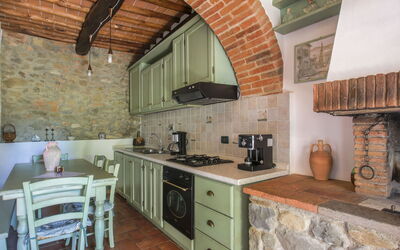Le Poggiole 613.2: Gabinetes, Mueble, Mostrador, Propiedad, Edificio, Madera, Estufa De Cocina, Cocina, Diseño De Interiores, Cajón