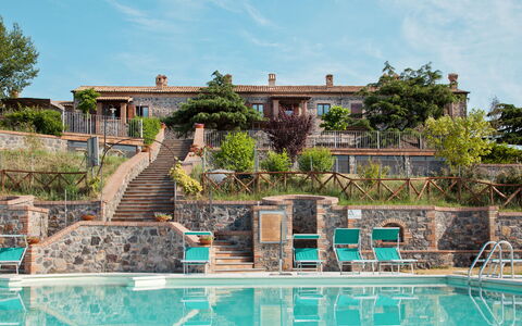 Lago di Bolsena 619: Agua, Cielo, Nube, Planta, Edificio, Piscina, Árbol, Diseño Urbano, Ocio, Barrio Residencial