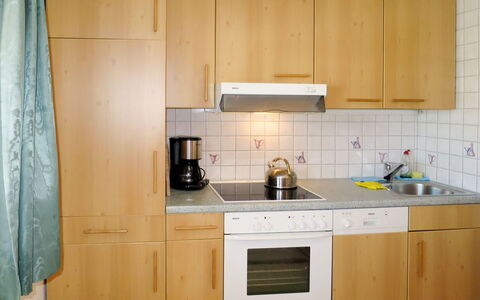 Kammerlander: Gabinetes, Habitación, Cocina, Mostrador, Mueble, Propiedad, Estufa De Cocina, Alacena, Diseño De Interiores, Lavabo