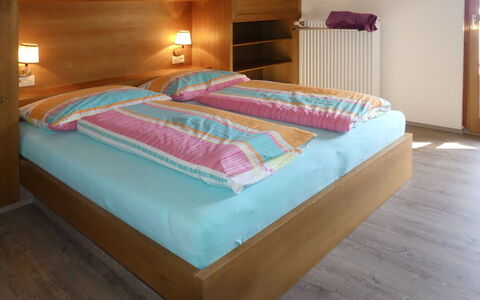 Kammerlander: Habitación, Cama, Mueble, Colchón, Sábana, Propiedad, Marco De La Cama, Habitación, Lecho, Suelo