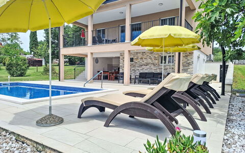 Marina: Piscina, Recurso, Mueble Para Exteriores, Mueble, Silla, Material Compuesto, Sombra, Ocio, Paraguas, Eco Hotel