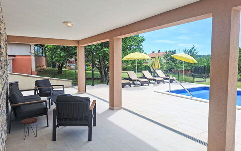 Marina: Madera, Piso, Suelo, Piscina, Mueble, Mueble Para Exteriores, Material Compuesto, Sombra, Recurso, Silla