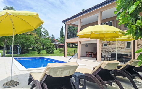 Marina: Piscina, Recurso, Ocio, Mueble Para Exteriores, Sombra, Eco Hotel, Paraguas, Silla, Inmuebles, Hotel