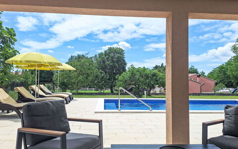 Marina: Mueble, Mueble Para Exteriores, Silla, Sombra, Piscina, Patio, Mesa Al Aire Libre, Eco Hotel, Mesa De Café