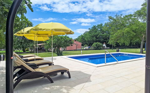 Marina: Piscina, Mueble Para Exteriores, Ocio, Material Compuesto, Mueble, Sombra, Recurso, Paraguas, Sunlounger, Silla