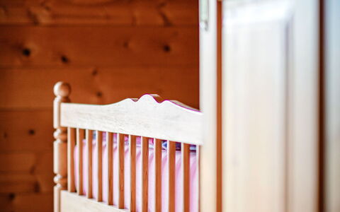 Simons Blockhütte: Madera, Habitación, Piso, Diseño De Interiores, Suelo, Cama, Mueble, Marrón, Lecho, Manchas De Madera