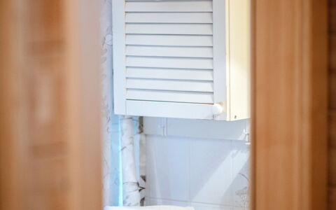 Simons Blockhütte: Madera, Diseño De Interiores, Suelo, Habitación, Vaso, Manchas De Madera, Arreglo De Tubería, Moldura, Cubiertas De Ventanas, Tratamiento De La Ventana