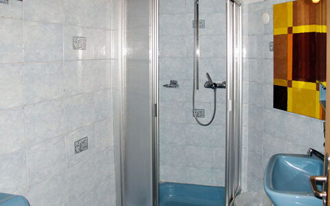 Saas-Grund 708: Baño, Ducha, Habitación, Propiedad, Arreglo De Tubería, Panel De Ducha, Pared, Barra De La Ducha, Puerta, Arquitectura