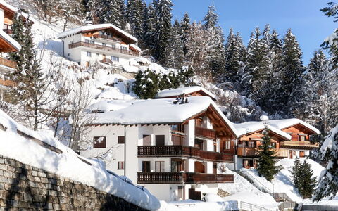 Bergsicht: Nieve, Invierno, Pueblo De Montaña, Propiedad, Techo, Árbol, Hill Station, Casa, Cordillera, Montaña