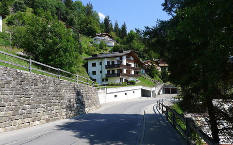 Bergsicht: Propiedad, By, Arquitectura, Árbol, Pared, Edificio, Casa, La Carretera, Montaña, Bienes Raíces