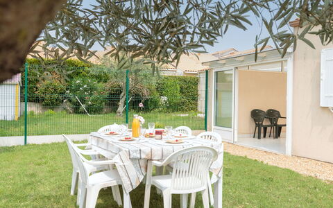 Brive 2: Mesa, Propiedad, Mueble, Planta, Silla, Mesa Al Aire Libre, Mueble Para Exteriores, Edificio, Sombra, Hierba