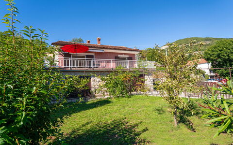 Katarina: Casa, Arbusto, Barrio Residencial, Casa, Área Rural, Cabaña, Jardín, Inmuebles, Casa De Campo, Yarda