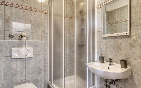Crikvenica 724: Piso, Suelo, Diseño De Interiores, Arreglo De Tubería, Habitación, Baño, Techo, Lavabo, Ducha, Plomería