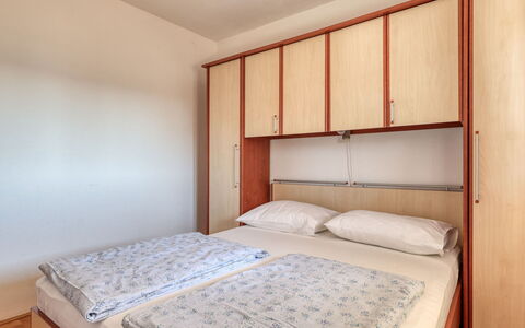 Crikvenica 724: Madera, Diseño De Interiores, Habitación, Cama, Mueble, Suelo, Habitación, Piso, Departamento, Sábana