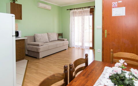 Crikvenica 724: Habitación, Mueble, Propiedad, Diseño De Interiores, Edificio, Suelo, Pared, Habitación, Suite, Casa