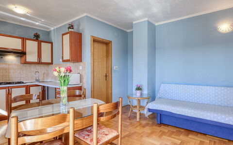 Crikvenica 724: Diseño De Interiores, Mueble, Piso, Suelo, Habitación, Techo, Mesa, Departamento, Sala, Sofá