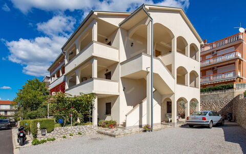Crikvenica 724: Cielo, Nube, Edificio, Propiedad, Ventana, Rueda, Coche, Planta, Condominio, Casa