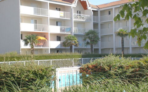 Vaux sur Mer 300: Planta, Cielo, Edificio, Tiempo De Día, Ventana, El Terreno Del Lote, Vegetación, Árbol, Casa