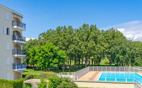 Vaux sur Mer 550: Cielo, Planta, Propiedad, Nube, Edificio, El Terreno Del Lote, Vegetación, Ventana, Árbol, Diseño Urbano